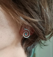Görseli Galeri görüntüleyiciye yükleyin, Spiral Minik Küpe
